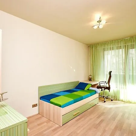 Luxury In And Free Parking! *