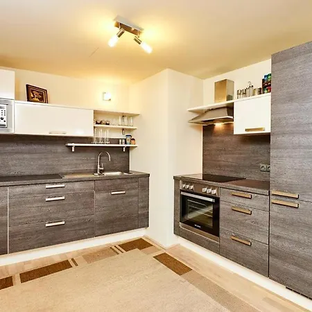Luxury In And Free Parking! Appartamento Praga
